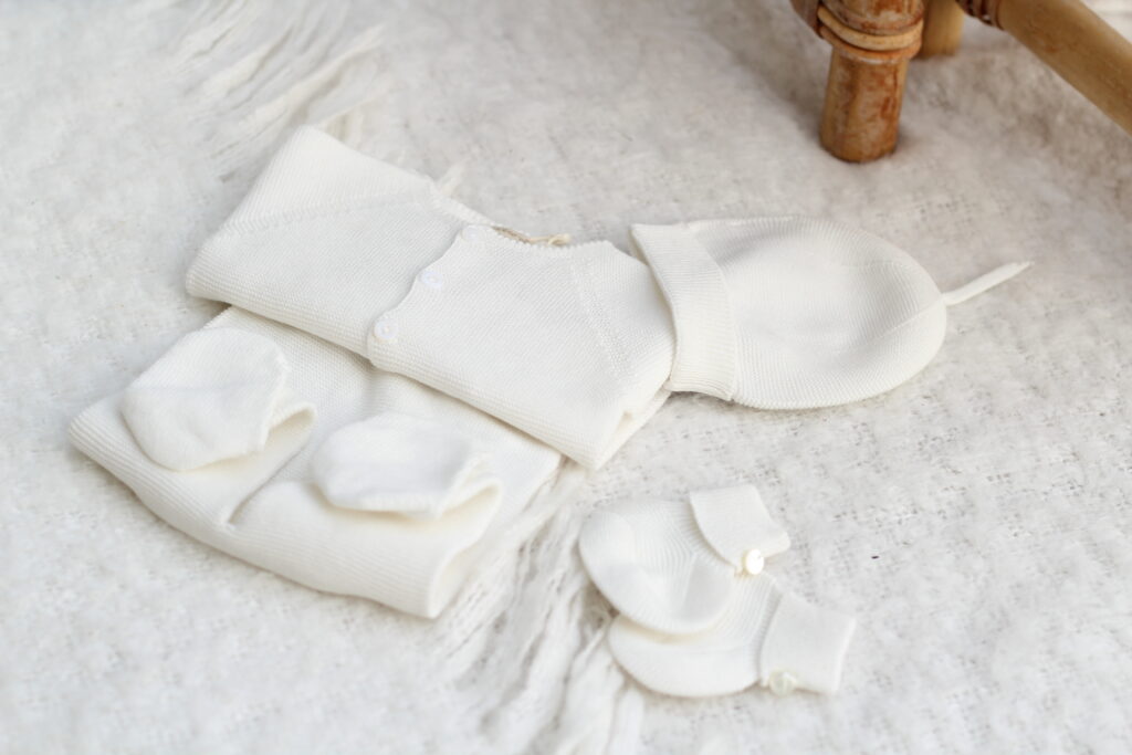Ensemble tricotée en coton biologique parfait pour les premiers mois de la vie de bébé. Indispensable pour la valise de maternité.