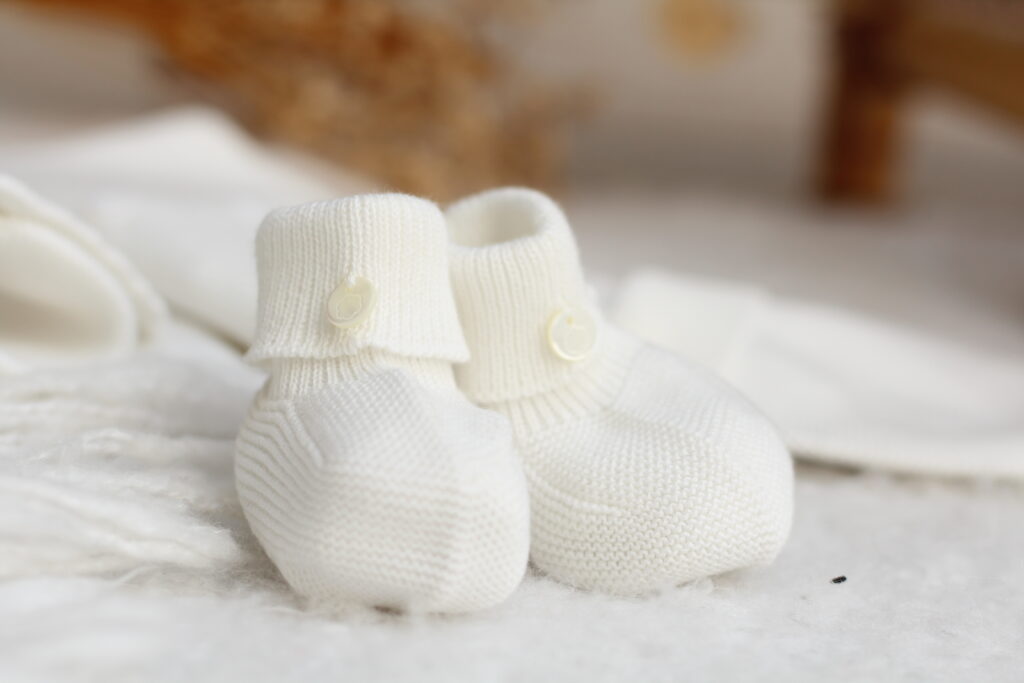 Chaussons tricotées en coton biologique parfait pour les premiers mois de la vie de bébé. Indispensable pour la valise de maternité.