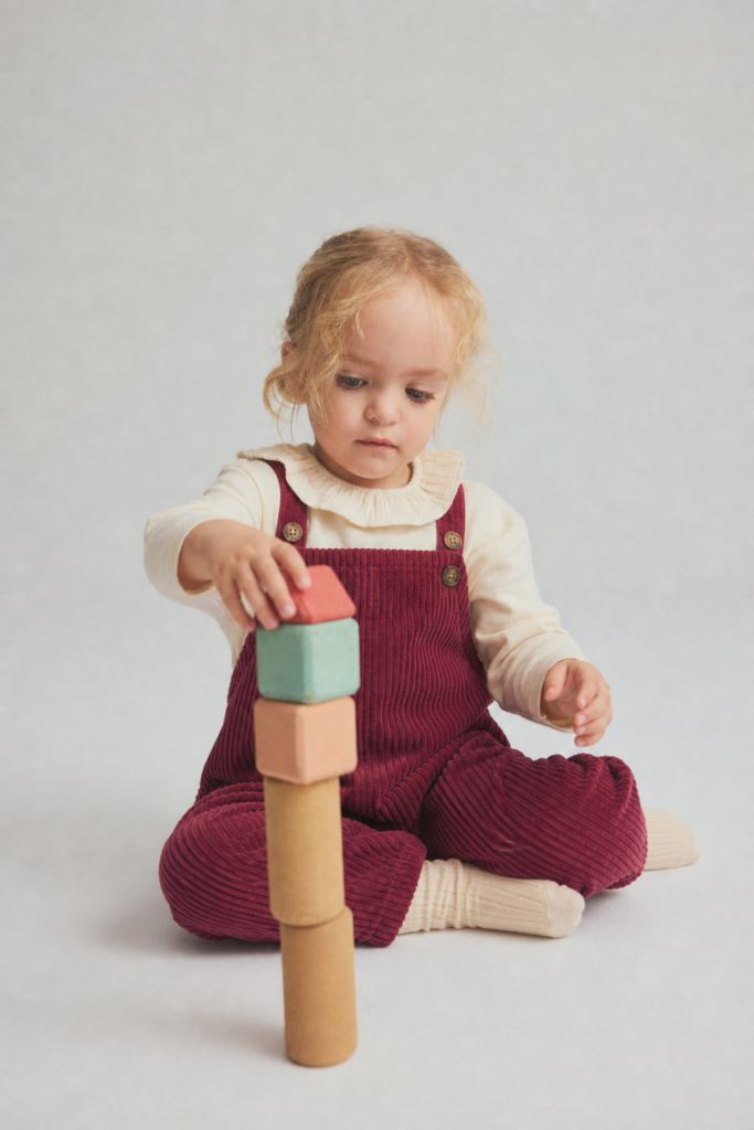 Quel cadeau choisir pour la naissance d'un bébé? Peppita Salopette DAX prune